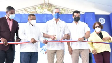 Photo of Presidente Abinader y director del INAPA, Wellington Arnaud, inauguran planta de tratamiento en Barahona