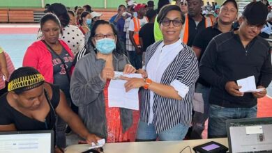 Photo of Gobernadora Nelsy Cruz supervisa entrenga tarjeta solidaridad en Montecristi