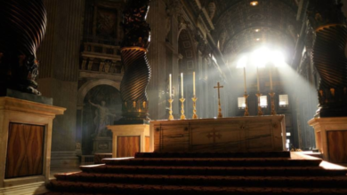 Photo of Hombre entra a una iglesia destruyendo su interior al derrumbar imágenes religiosas y otros instrumentos de culto.