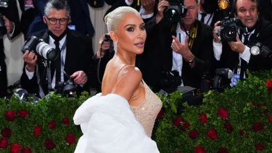 Photo of Kim Kardashian no pudo subirse el cierre del icónico vestido y se vio obligada a dejarlo abierto