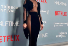 Photo of Jennifer López revela sus curvas en un vestido de transparencias en el estreno de su documental de Netflix